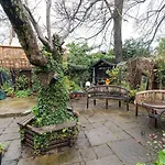 New Stylish 1 Bedroom Flat With Garden | London