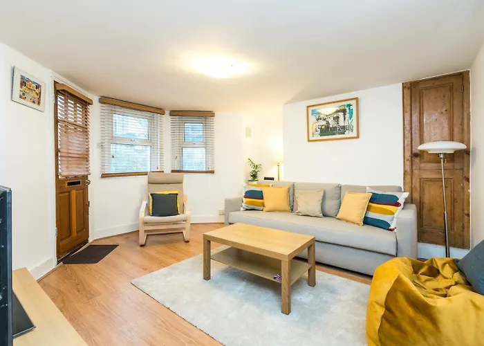 New Stylish 1 Bedroom Flat With Garden | London