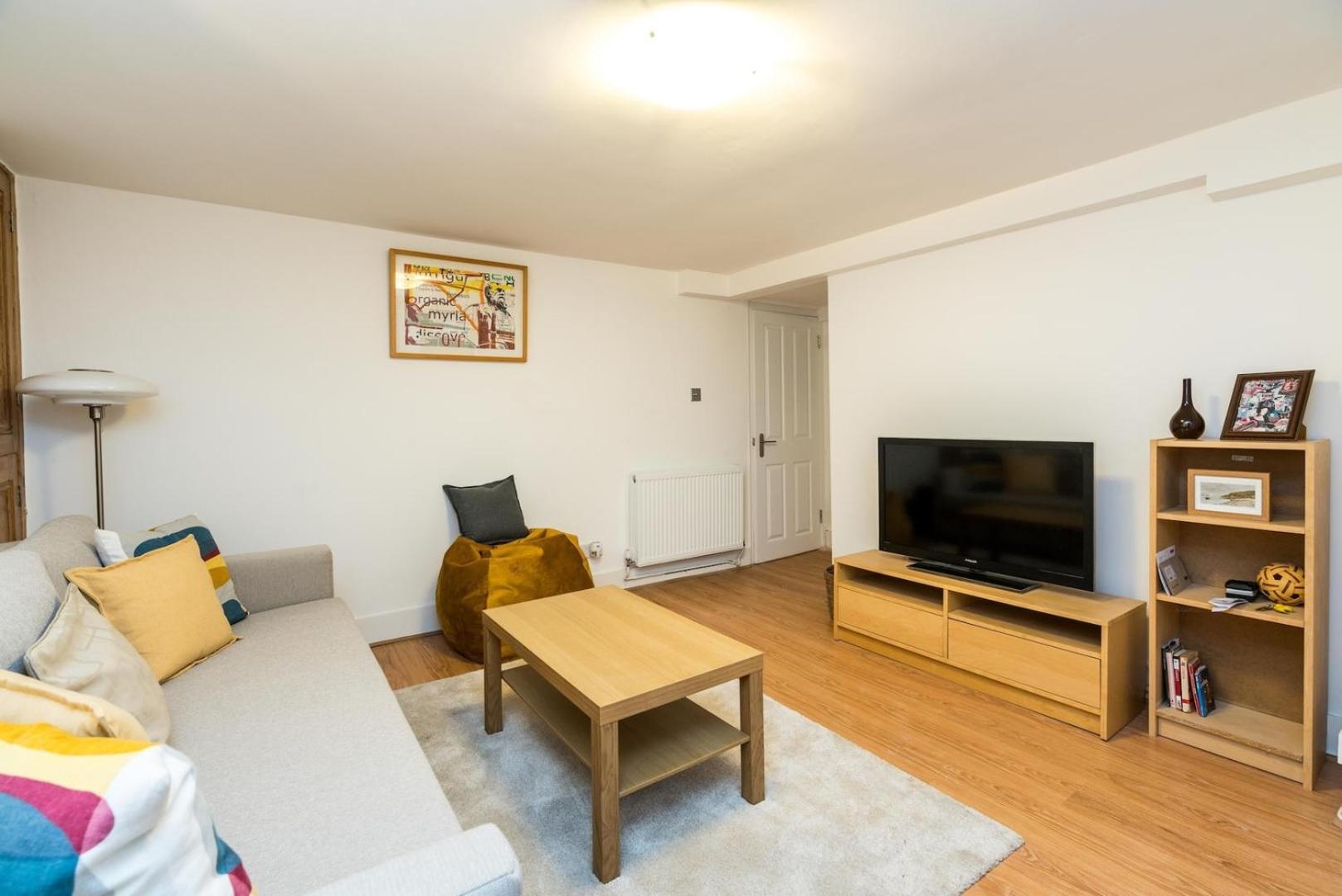 New Stylish 1 Bedroom Flat With Garden |
